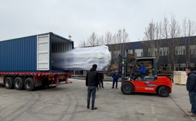 Räätälöity-suorasauma-hitsauskone puolalaiselle asiakkaalle ladattiin onnistu...